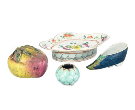 Ensemble de 4 objets en porcelaine, Chine, dynastie Qing, dont : 1 coupe polylobée, décor des Sanduo ("Trois abondances": gre