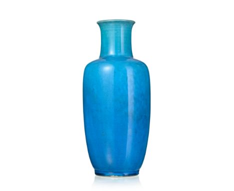Vase en céramique à glaçure monochrome bleue craquelée, Chine, XIX-XXe s., h. 25 cm   
Provenance: collection Li Ai Vee (1932