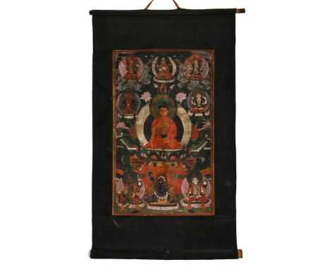 Thangka d'Amitabha, Tibet, XIXe s., assis sur un lotus devant un autel, entourée de huit divinités et de lotus, 57x35 cm (tha