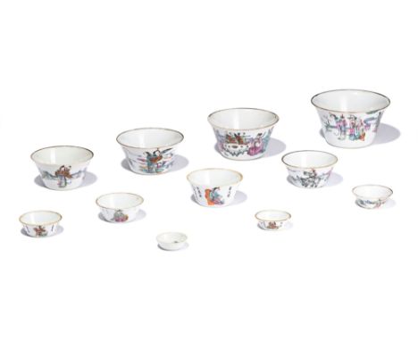 Ensemble de 11 coupes gigognes en porcelaine, Chine, XIX-XXe s., issues d'au moins deux sets différents, toutes décorées diff