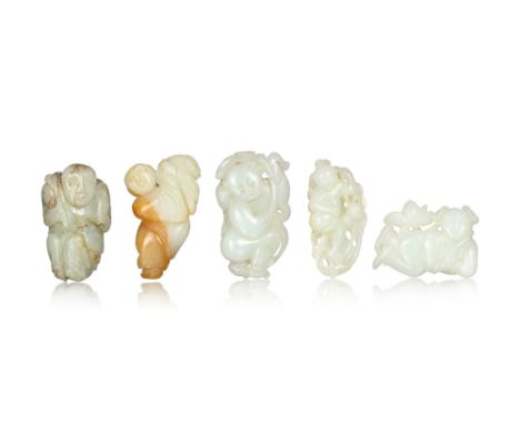 Personnages, ensemble de 5 sculptures en jade, Chine, comprenant: 1 enfant tenant un lotus, 1 enfant tenant une plante à frui