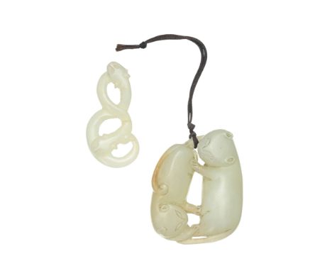 Félins entrelacés, 2 sculptures en jade, Chine, l. 5 cm et 4,5 cm   
Provenance: collection Li Ai Vee (1932-2021), chalet Yu-
