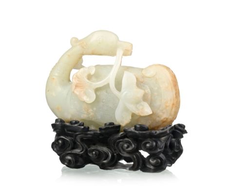 Canard tenant une branche de fleurs, sculpture en jade, Chine, avec socle en bois (non solidaire), l. 8 cm 
Provenance: colle