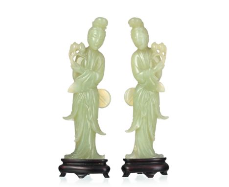 Femme à la branche de pêches et à l'éventail, 2 sculptures en jade, Chine, avec socle (non solidaire), h. 20,5 cm (1 restauré
