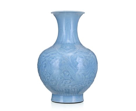 Vase en porcelaine à glaçure bleu clair, Chine, XIX-XXe s., décor de rinceaux de fleurs, lingzhi, frise de feuilles et dragon