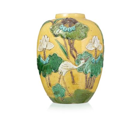 Vase en céramique à fond jaune, Chine, XIX-XXe s., décor en relief de grues, lotus et roseaux, h. 17 cm (petites restauration