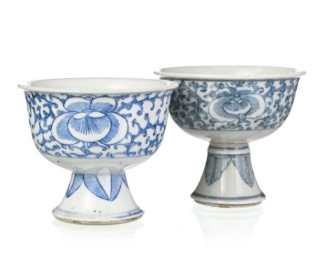 2 coupes sur pied en porcelaine, Chine, dynastie Qing, décor en bleu de rinceaux de fleurs, h. 10 cm et 9,5 cm, diam. 11 cm (