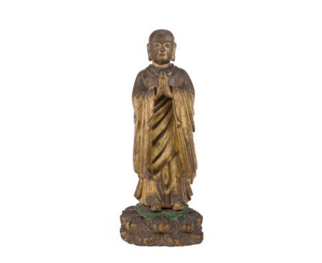 Luohan debout, sculpture en bois laqué avec rehauts de dorure et polychromie, Chine, dynastie Qing, les mains en anjali mudra
