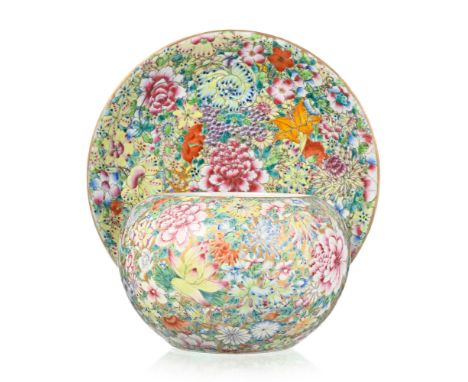 Cache-pot et plat en porcelaine au décor "millefleurs", Chine, XXe s., marque Qianlong sous les bases, diam. 6,5 cm (pot, int