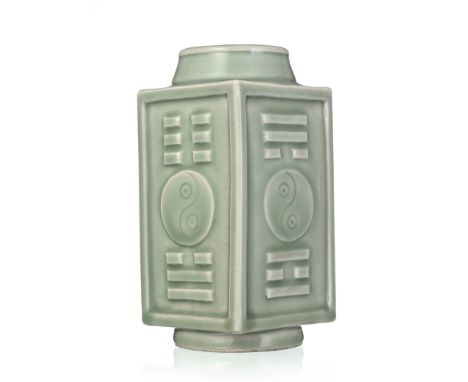 Vase cong en céramique à glaçure céladon Longquan, Chine, XXe s., décor de trigrammes et yin et yang, marque Yongzheng dans u