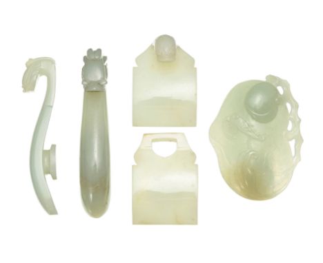 Ensemble de 4 boucles de ceinture en jade, Chine: 2 en forme de chilong, 1 en forme de pêche avec chilong, 1 en deux parties 