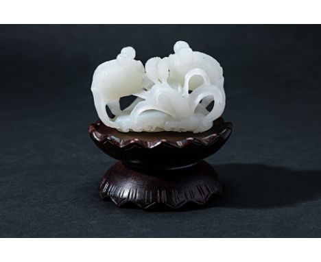 A NEPHRITE JADE CARVING OF GOLDFISH
Carved as two goldfish amongst aquatic plants 

Accompanied by NanYang Gemological Instit