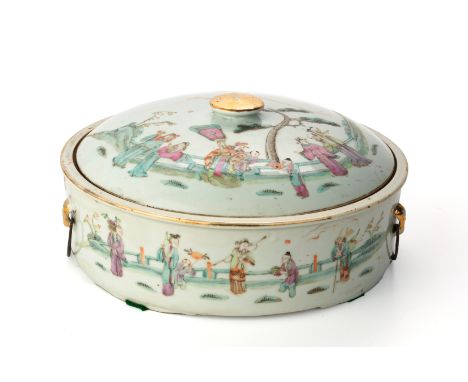 A FAMILLE ROSE PORCELAIN DISH AND COVER
1st half 20th Century, the shallow circular dish raised on four short bracket feet, d