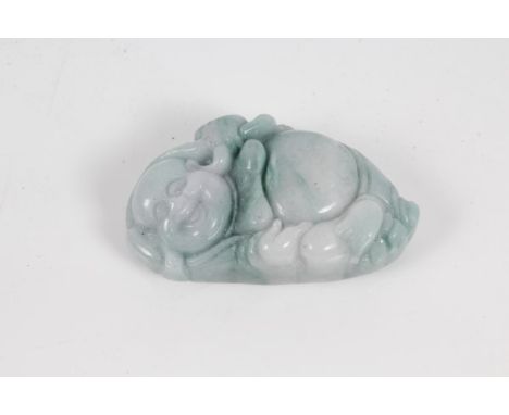 Chinese carved green and white jade figure pendant of a recumbent sage, 4.5cm