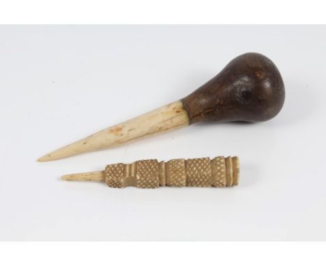 19th century sailors' bone fid with turned wooden knop handle, 10.5cm and a 19th century ivory pipe tamper with finely cheque