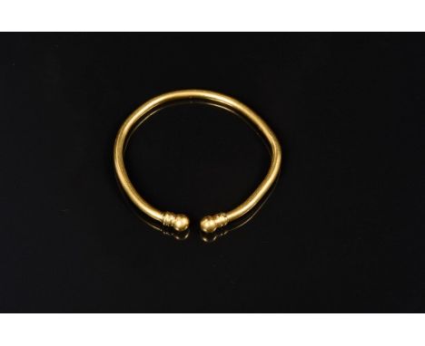 Indian yellow metal torque bangle with ball terminals CONDITION REPORT Total gross weight 44 grams. Believed to be antique an