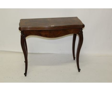 Victorian figured walnut serpentine fronted card table with fold-over top, on carved cabriole legs, 75cm high x 87cm wide x 4