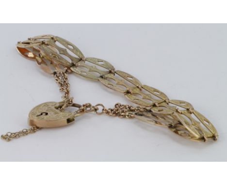 9ct yellow gold gate panel bracelet with safety chain and heart padlock clasp, 6.4g.