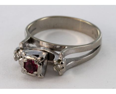 18ct White Gold Ruby and Diamond Ring size F weight 3.7g