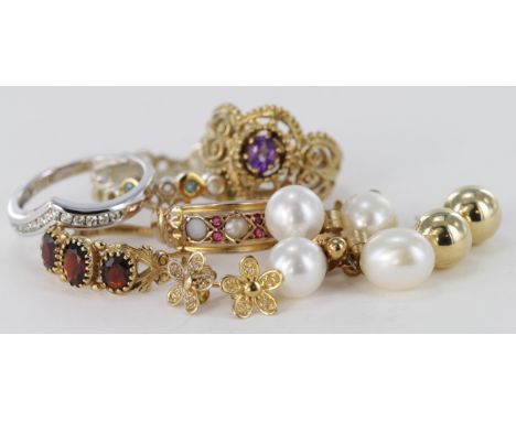 Mixed lot containing 9ct garnet ring, 9ct pearl and ruby ring, 9ct white gold wishbone ring, 9ct amethyst ring, silver ring, 