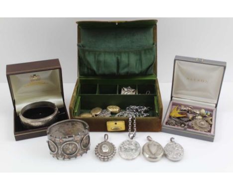 A SMALL JEWELLERY BOX & CONTENTS, containing; a silver heraldic badge, a silver bowling trophy, silver lockets, a silver bang