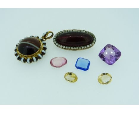 A small collection of unmounted Stones, including citrine, amethyst, a striated agate pendant, the centre loose, in gilt meta