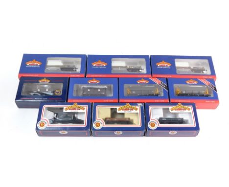 Bachmann OO gauge rolling stock, including 38-346 RNA Nuclear Flask wagons, 37-050 five plank wagon, etc. (1 tray) 