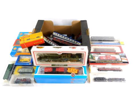 HO gauge locomotive coaches and rolling stock, including Atlas caboose, Fleischmann coaches, Airfix HO gauge locomotive, etc.