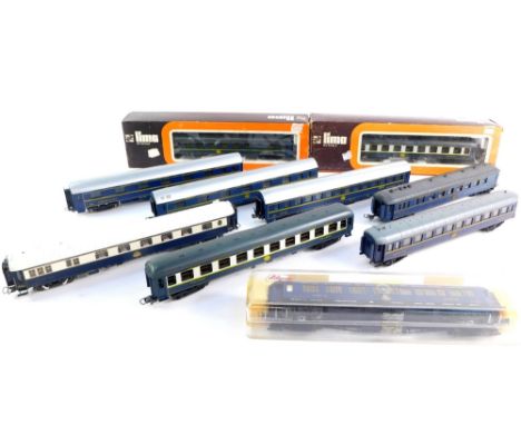 Lima and other HO gauge French international coaches, including Pullman. (1 tray)