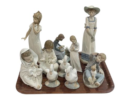 Seven Nao figures and three Geese.