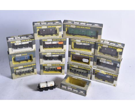 Wrenn 00 Gauge Wagons, W4657 UD Tank Wagon (5, one unboxed), W50143 St Ivel and W5023 Milk Marketing board Tank wagons, W4644