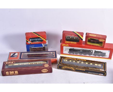 Hornby 00 Gauge Battle of Britain Locomotive and various makers Rolling Stock, R2606 BR green rebuilt Battle of Britain Class