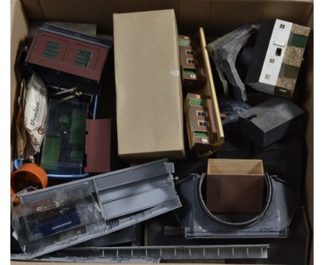 00 Gauge Model Railway Scenic Accessories including Tri-ang Hornby Signals and Airfix Military Vehicles, Crescent Signal, Tri