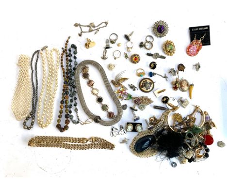 A mixed lot of costume jewellery to include faux pearls, brooches, enamel earrings etc 