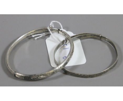 A ladies silver bangle along with another silver bangle. 11.60 grams.