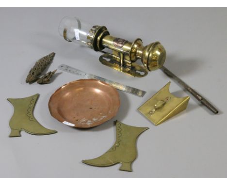 A collection of metalwares to include brass wall light, etc.