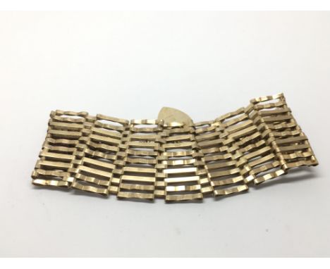 A 9ct gold gate bracelet, approx 19.2g.