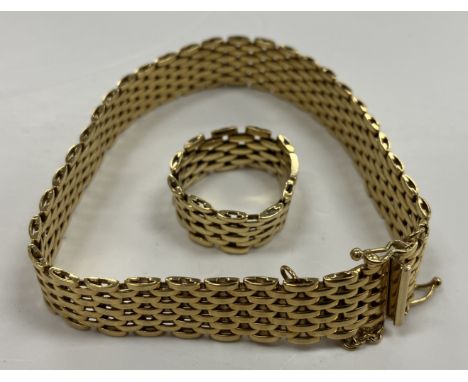 An 18 carat gold chain link bracelet and matching ring, Size R/S, bracelet 19 cm long, overall weight 32.8 g