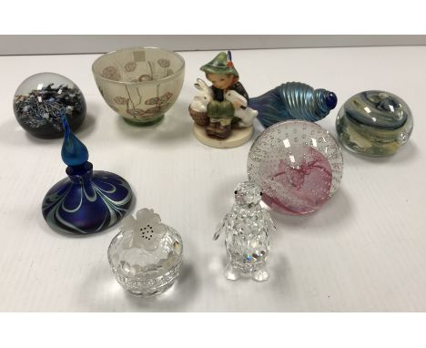 A collection of various modern glassware including a Michael Harris Isle of Wight glass bowl, decorated with mottled gilt pat