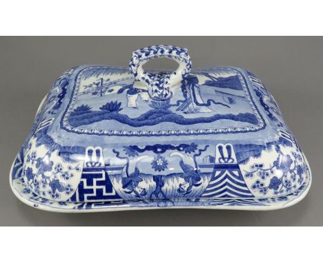 An early nineteenth century blue and white transfer-printed Spode Lange Lijsen pattern covered vegetable dish, c. 1825. It is