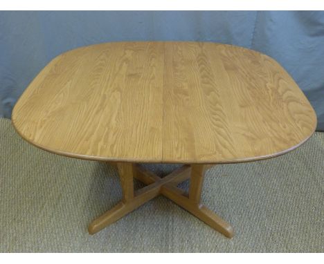 An Ercol light elm extending dining table (H73 x W119 x D102cm)