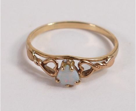 9ct gold ring set with heart shaped opal stone, size W, 2g. 