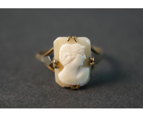 A 9 carat yellow gold carved cameo ring with classical portrait. Ring size R 1/2. 