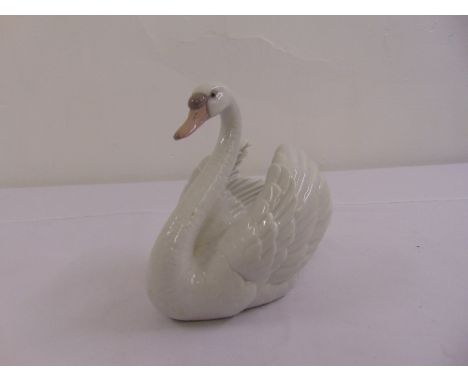 Lladro figurine of a swan, marks to the base