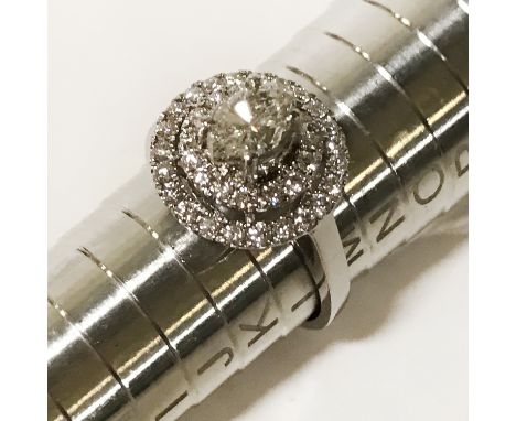 18CT WHITE GOLD DIAMOND RING - 2 ROWS OF SMALL STONES SURROUNDING A CENTRE SINGLE STONE