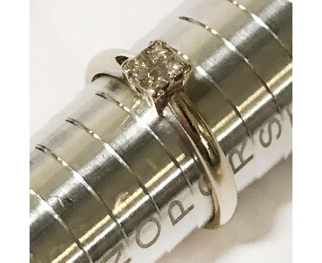 18CT GOLD &amp; DIAMOND RING - APPROX 0.2CT