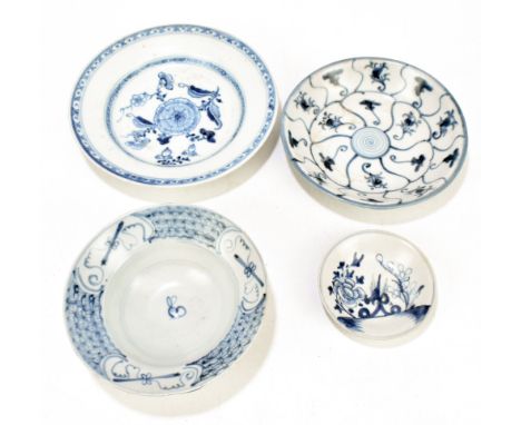 TEK SING TREASURES; four pieces of Chinese blue and white porcelain, including a footed bowl with floral detail, diameter 21c