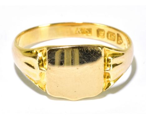 An antique 18ct yellow gold lady’s signet ring, with vacant shield shaped cartouche, Chester hallmarked but date letter obscu