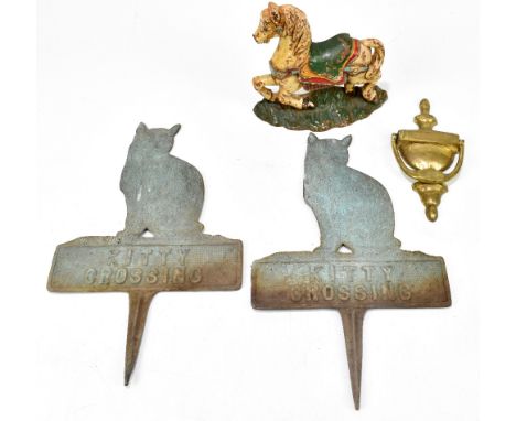 A cast iron horse door stop, also two cat crossing signs and a brass door knocker (4).