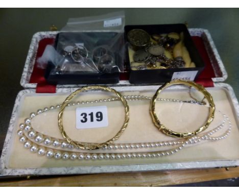 Six vintage silver rings and a silver ingot pendant; together with two silver pendants; and a small qty. of costume jewellery